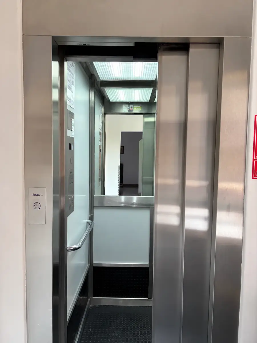 Puerta del ascensor de acero, abierta