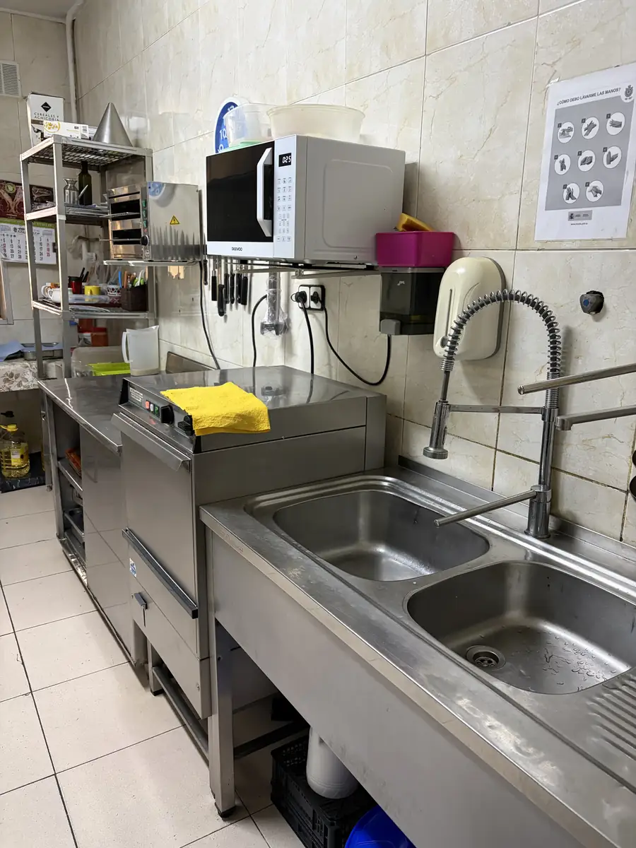 Fregaderos y lavavajillas de la cocina profesional