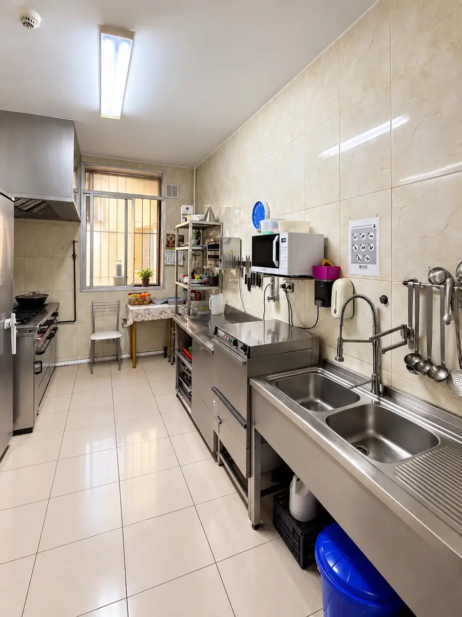 Cocina profesional de la residencia, limpia y equipada