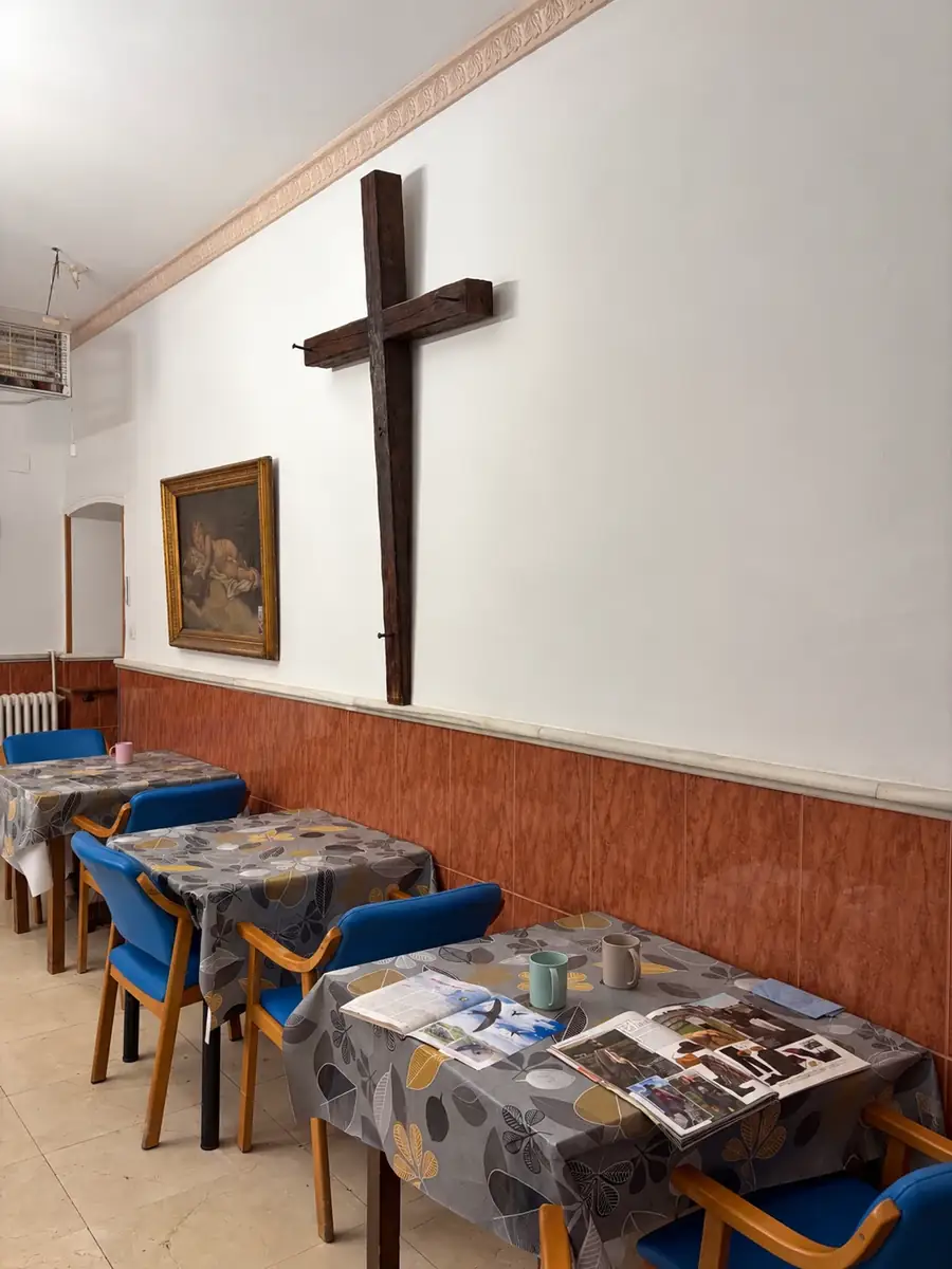 Mesas del salón con tazas y revistas