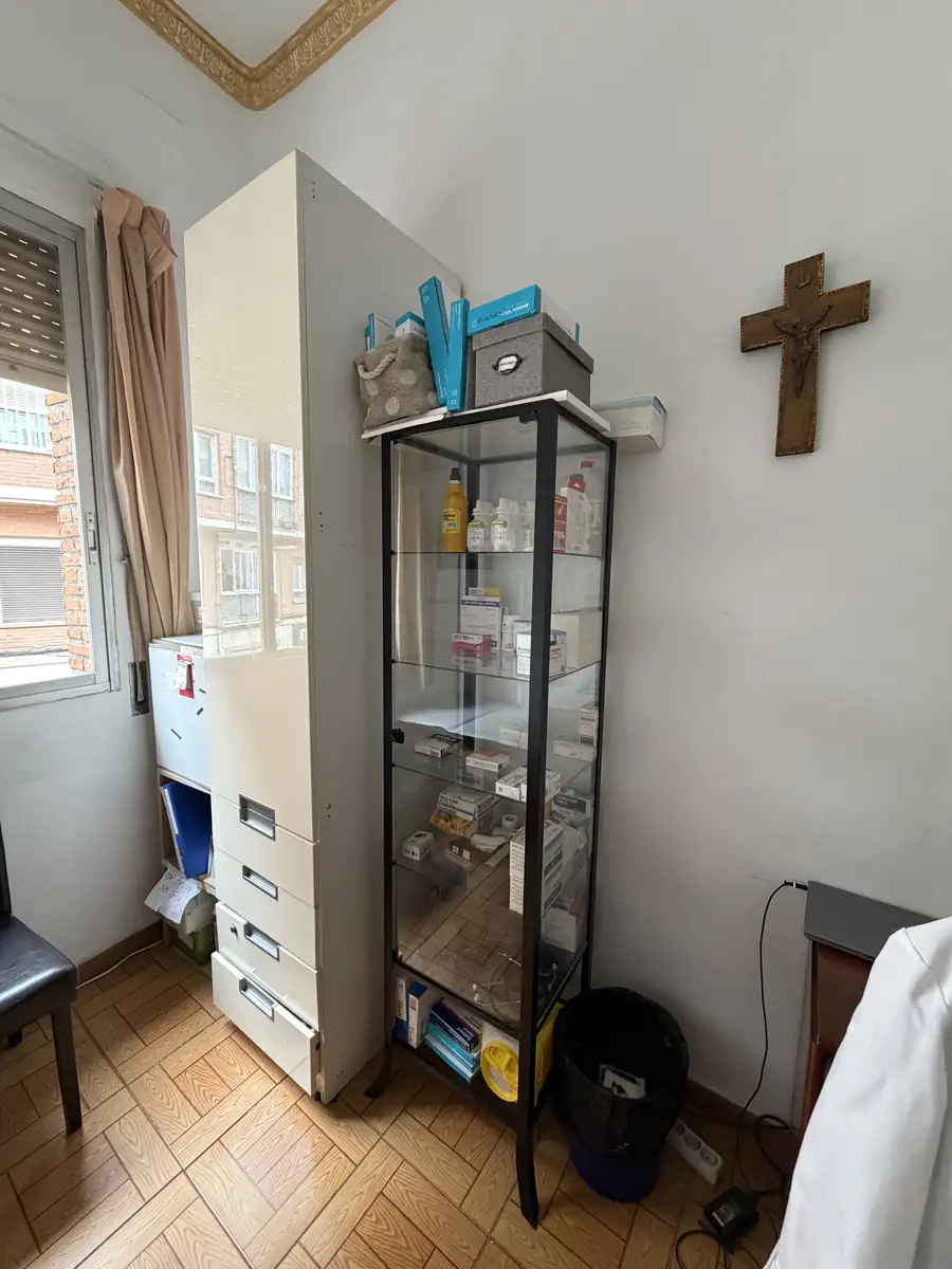 Vitrina y armario con material sanitario en la enfermería
