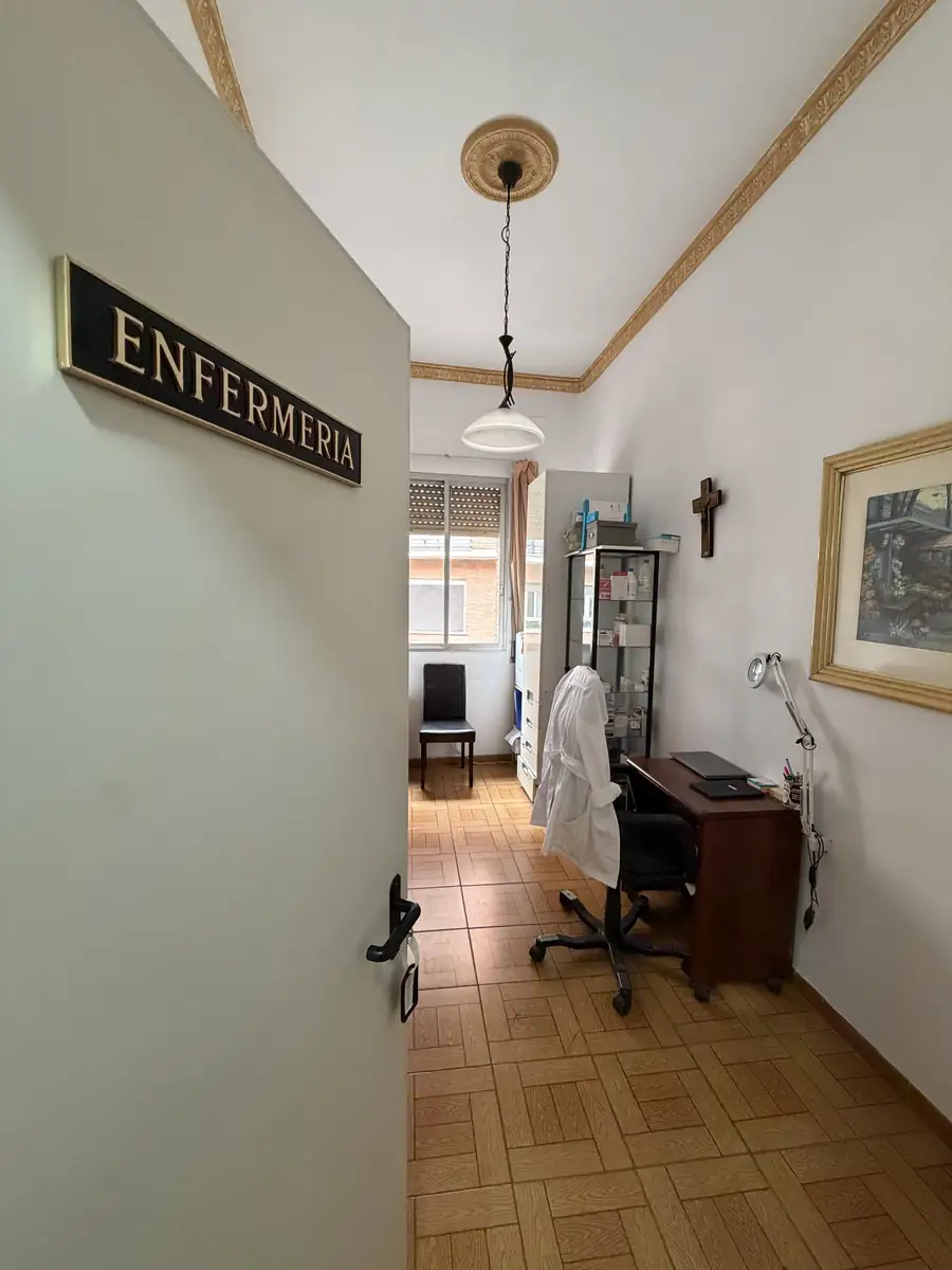 Puerta de la enfermería abierta, con la consulta al fondo