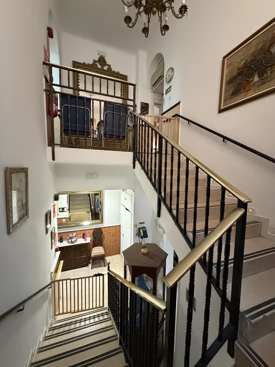 Escalera con barandilla y vistas a la planta baja
