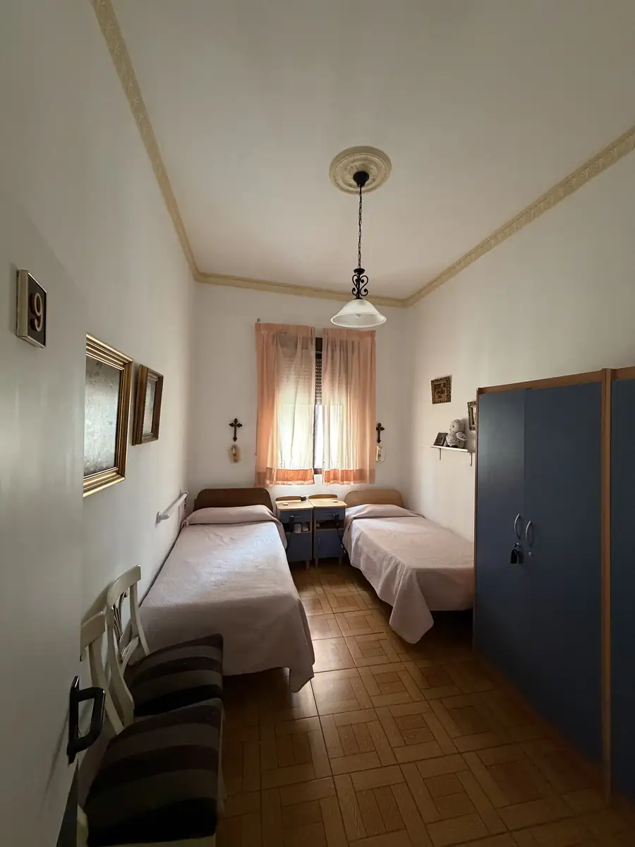 Habitación con dos camas, armario y cuadros
