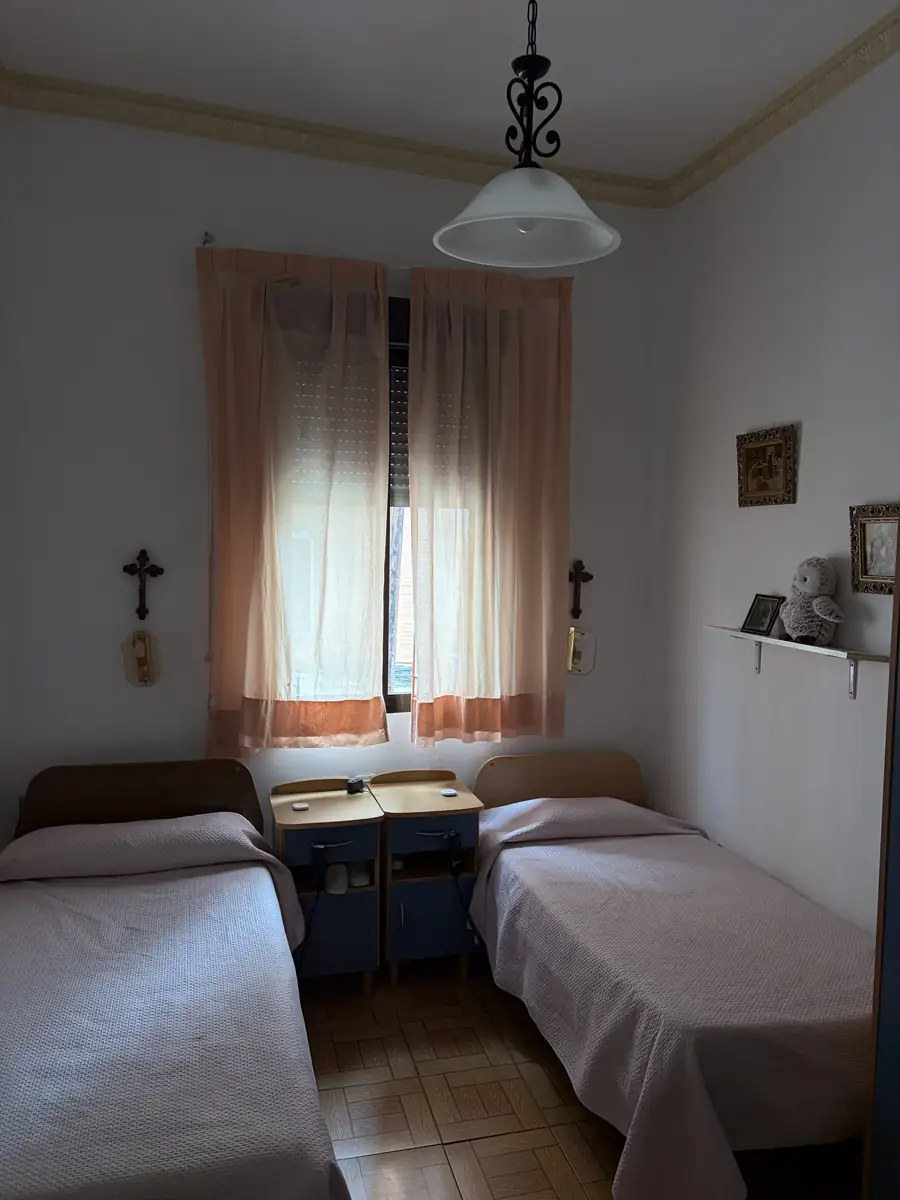 Habitación doble con dos camas y ventana central
