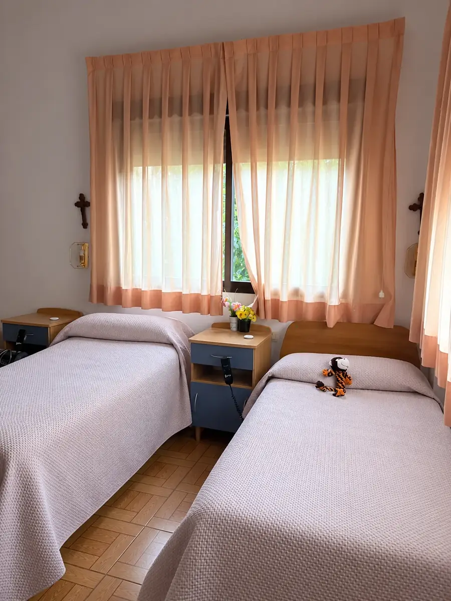 Habitación doble con luz natural y cortinas