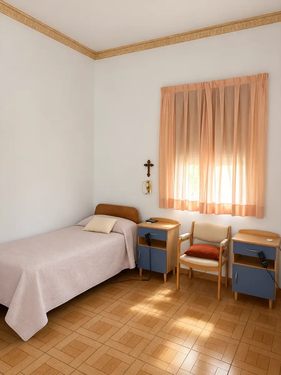 Habitación con cama, dos mesillas, silla y ventana con cortinas