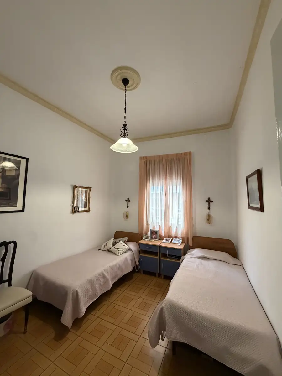 Habitación doble con dos camas, mesillas y ventana