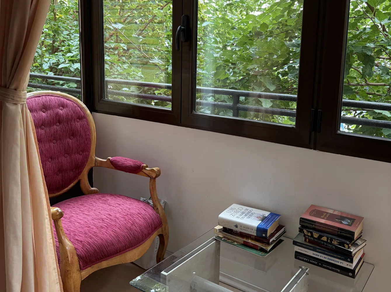 Rincón de lectura junto a la ventana en una habitación de la Residencia María Inmaculada